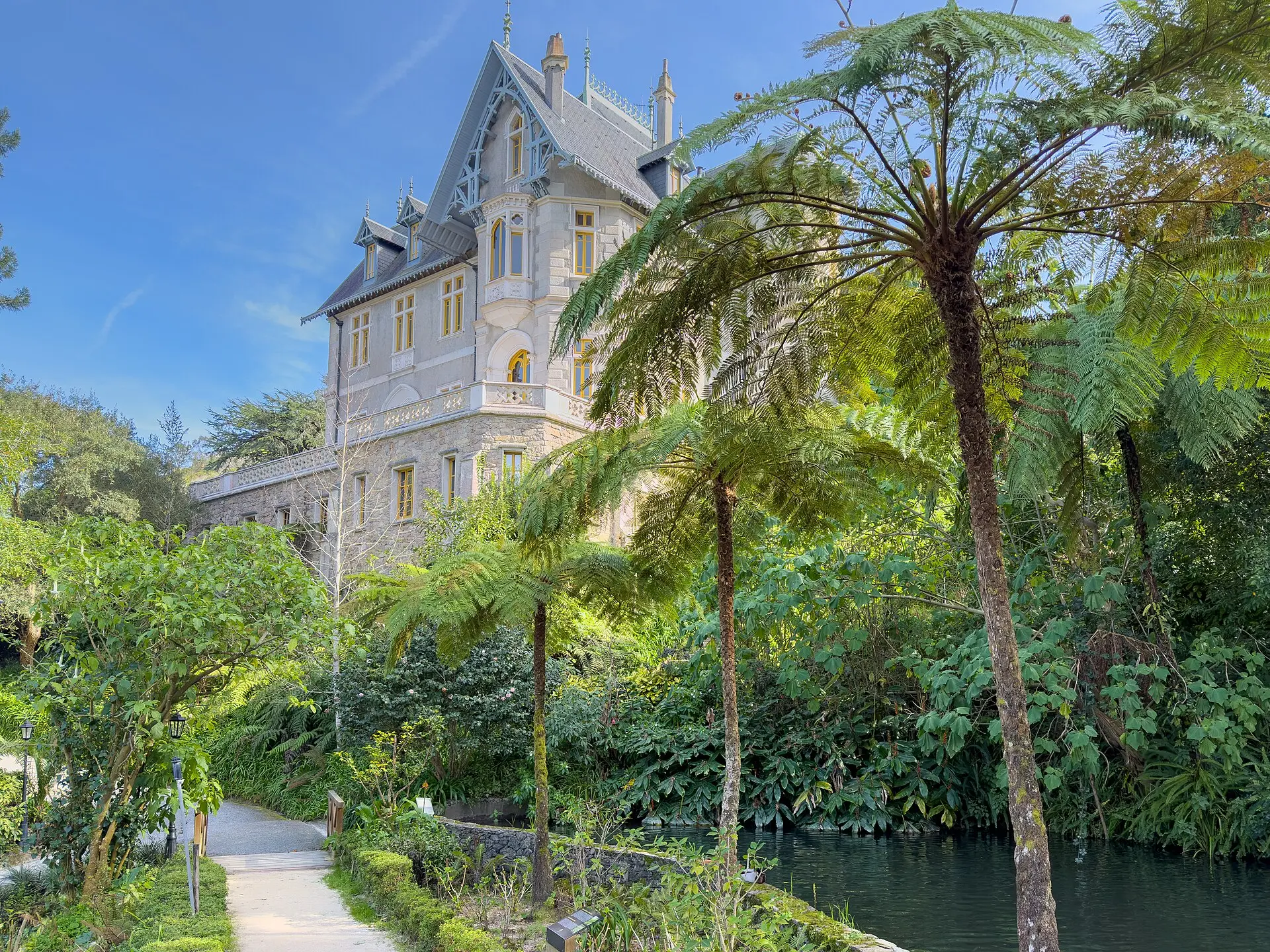 The Romantic chalet of Biester Palace among the trees